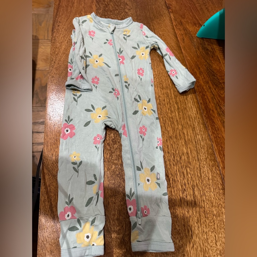 Kyte baby 6-12 zippered romper 6-12 buttercup